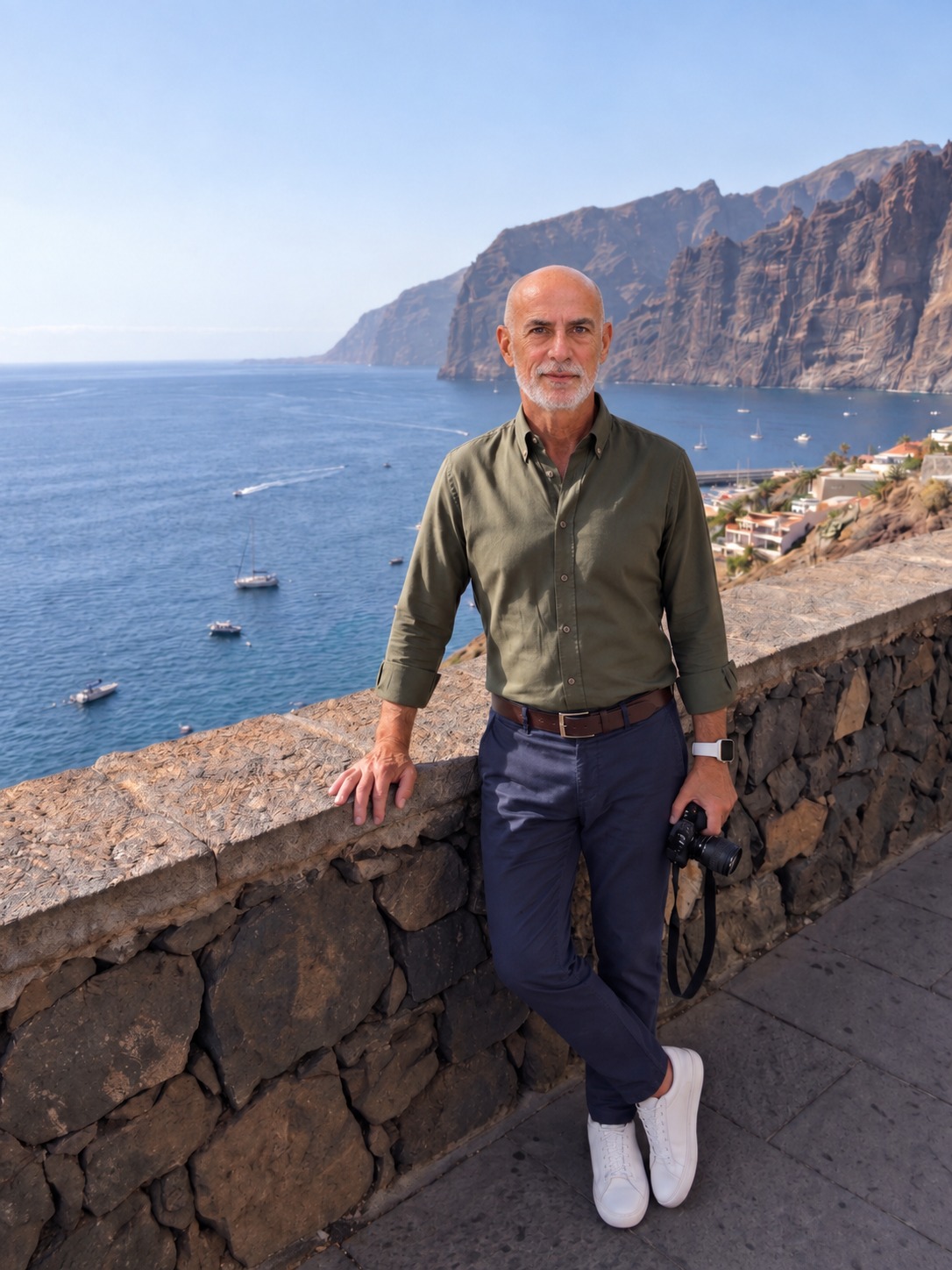 Ángel, fundador de Proyectos en Redes, junto al mar